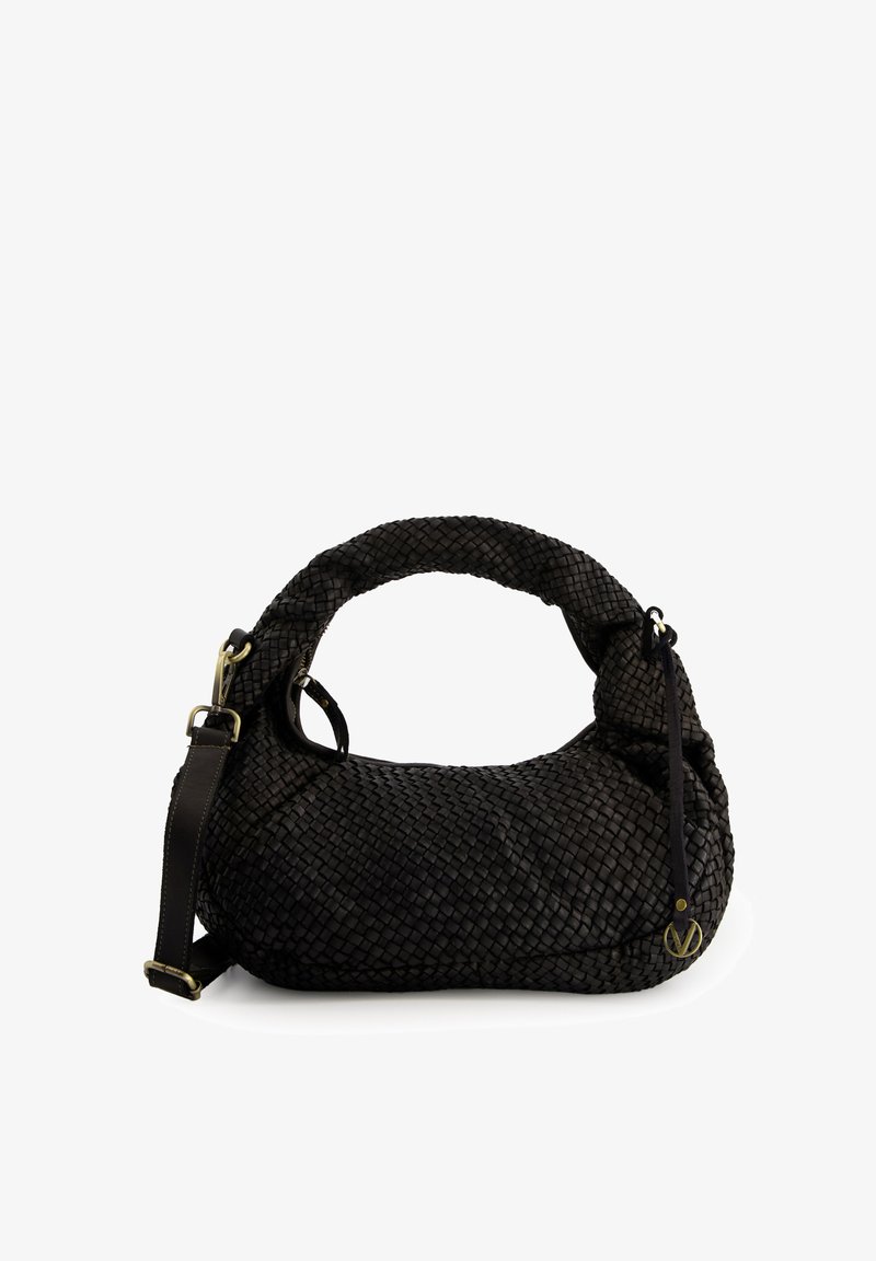 Vævet sort håndtaske med et buet håndtag, en justerbar strop og hardware i guldfarve. Har en tekstureret overflade og rund form.