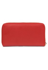 Portefeuille en cuir rouge avec une finition texturée, fermeture éclair et coutures contrastées. Présente une forme rectangulaire et des accessoires en or.