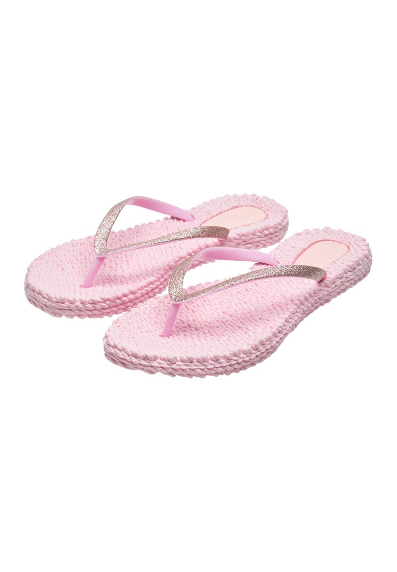 Para różowych, fakturowanych klapek z błyszczącymi paskami, ustawionych pod kątem, aby pokazać widok z góry i z boku na białym tle.