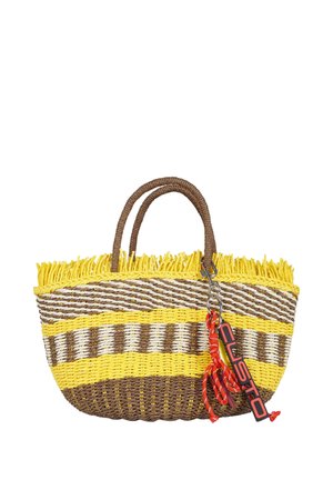 Borsa tote in paglia intrecciata con strisce gialle, marroni e bianche, bordo superiore con frange gialle, doppi manici e portachiavi rosso con il marchio Custo.