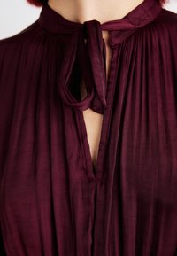 GAP LS SATIN MIDI DRS - Dienas kleita - noir red