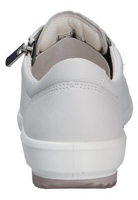 Zapatilla de cuero blanca con un acabado suave, diseño bajo, detalle de cremallera trasera y suela de goma en contraste. Cuello blando y acolchado.