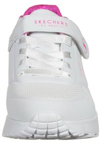 Sneaker Skechers con toma superiore in sintetico bianco, dettagli rosa, chiusura con lacci e suola testurizzata con perforazioni per la ventilazione.