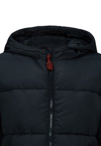 Giacca nera imbottita con cappuccio, dotata di una cerniera nera e di un cordino rosso. Texture liscia con un design trapuntato.