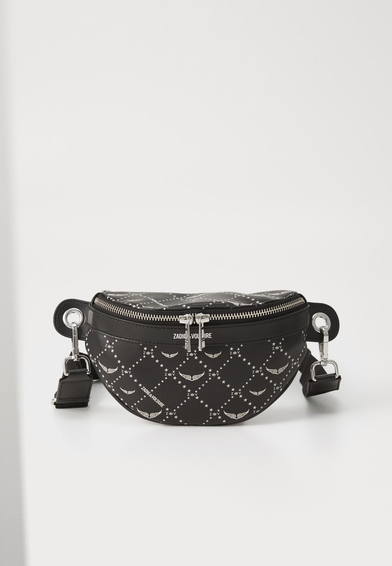Pochette banane noire avec un motif en relief d'ailes et d'étoiles, quincaillerie métallique et fermeture éclair. Elle dispose d'une sangle ajustable et d'une texture lisse.