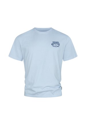 Vaaleansininen puuvillapaita, lyhyet hihat, pyöreä pääntie, jossa on tumansininen tekstimuotoilu vasemmassa rinnassa, joka lukee "ENERGIAHOITOSISÄLTÖSI."