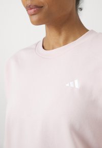 adidas Sportswear ESSENTIALS SMALL LOGO FEEL COZY  - Sportinis megztinis - sandy pink/white
