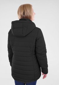 Doudoune noire avec capuche, présentant un motif matelassé horizontal, une coupe légèrement cintrée et une texture de tissu lisse.