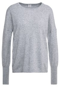 Pull en tricot gris avec un col rond, des épaules tombantes, des manches longues et des bords côtes. La texture est douce et légèrement duveteuse.