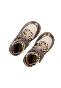 Weiße und beige High-Top-Schuhe mit Leopardenmuster und metallisch grauen Akzenten, ausgestattet mit einem Klettverschluss und einer Gummisohle.
