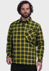 Grüne und gelbe karierten Flanellhemd mit Knopfleiste, langen Ärmeln und einer Brusttasche, aus einem weichen, strukturierten Stoff gefertigt.