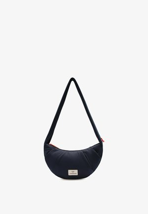 Schwarze, halbmondförmige Schultertasche mit gepolstertem Muster, langem Riemen, rotem Reißverschluss und kleinem rechteckigem Logoaufnäher vorne.