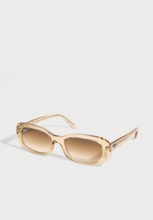 Gafas de sol Ray-Ban de color ámbar transparente, con una montura rectangular gruesa y lentes marrones degradadas, sobre un fondo claro.