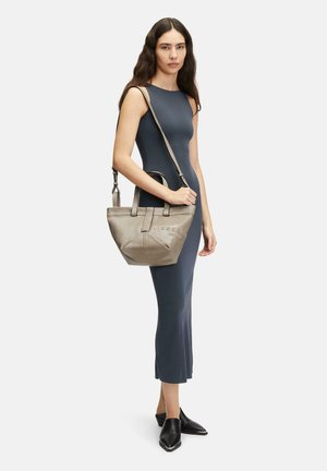 Graue Ledertasche mit strukturiertem Design, ausgestattet mit doppelten Griffen und einem abnehmbaren Schulterriemen. Glatte Oberfläche mit geprägten Details.