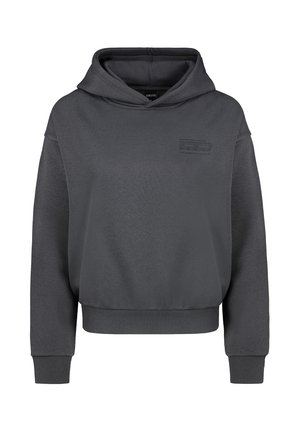 Grauer Hoodie mit einer Vordertasche, gerippten Bündchen und Saum, mit einem kleinen aufgedruckten Textdetail auf der linken Brustseite. Weiche, glatte Textur.