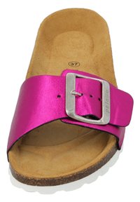 Rosa satinutsandaler med bred rem och en silverfärgad metallspänne, korksula och en tanfärgad innersula. Storlek 37 markerad inuti.