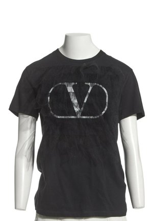 Schwarzes T-Shirt mit kurzen Ärmeln auf einer Schaufensterpuppe mit großem verblasstem silbernem Valentino-Logo in der Mitte der Brust.