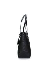 Borsa in pelle nera con forma arrotondata, caratterizzata da un design a strisce texture e lunghe tracolle. Include un pendente decorativo.