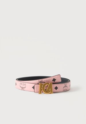 Pinkfarbener Ledergürtel mit schwarzen Diamant- und Logomustern, mit einer goldenen MCM-Logo-Schnalle, zusammengerollt auf weißem Hintergrund.