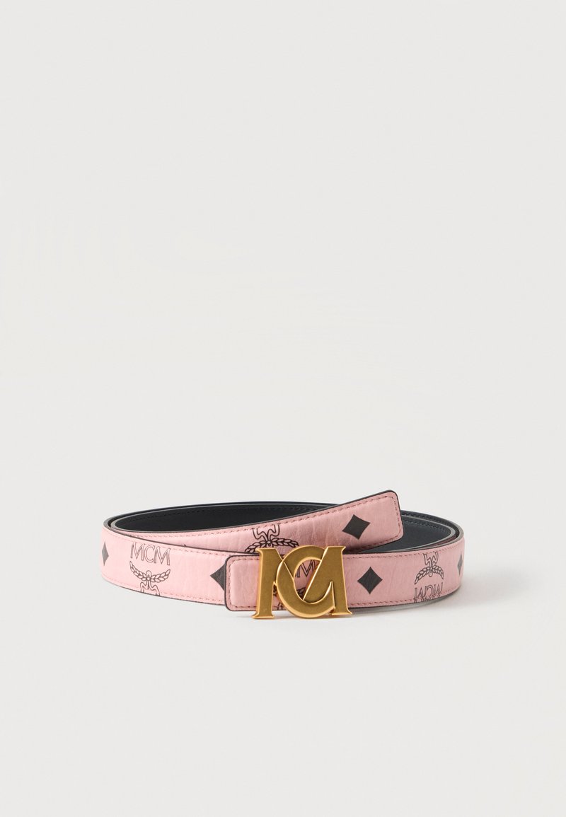 Ceinture en cuir rose avec motifs noirs en losange et logo, dotée d'une boucle logo MCM dorée, posée enroulée sur fond blanc.