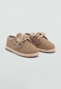 Braune Wildleder Schnürschuhe mit runder Spitze, ausgestattet mit einer geflochtenen Jutesohle und einem glatten Textilinien. Mit tonal abgestimmter Naht akzentuiert.