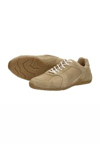 Beige suède sneakers met witte veters, ronde neus, gestructureerde zool en subtiele stikdetails. Laag profiel ontwerp geschikt voor casual gedragen.