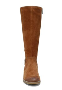 Bottine haute en daim marron, avec une finition texturée, fermeture éclair sur le côté et bout rond. Présente une couture sur le côté et un léger talon.