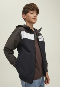 Jack & Jones Junior JJERUSH BLOCKING NOOS JNR - Könnyű dzseki - mulch