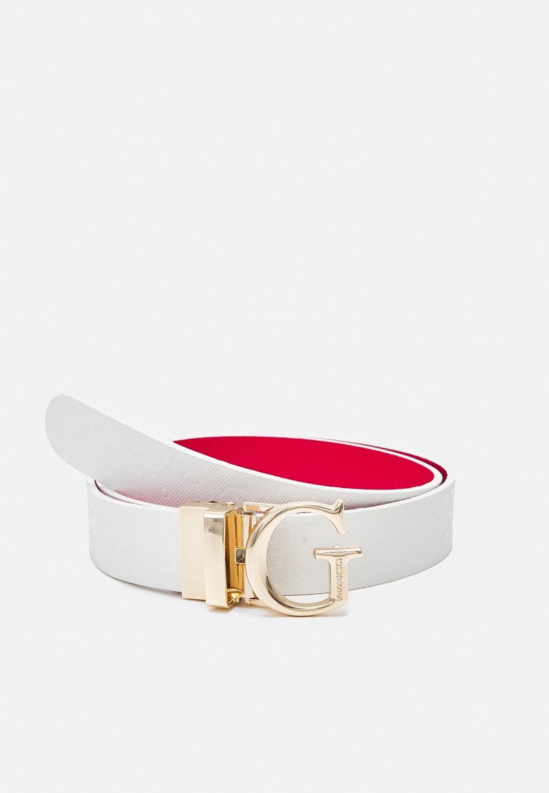 Ceinture en cuir blanc avec une boucle dorée en forme de la lettre G et une doublure intérieure rouge, posée enroulée sur un fond clair.