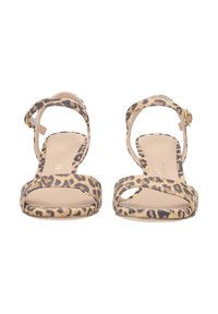 Leopardenmuster-Pumps mit offenem Zehen und verstellbarem Knöchelriemen. Sie bestehen aus einem weichen Textilmaterial und haben eine helle beige Sohle.
