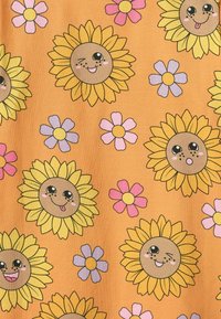 Stoff mit orangefarbenem Hintergrund, auf dem Cartoon-Sonnenblumen und Blumen abgebildet sind. Die Sonnenblumen haben lächelnde Gesichter mit unterschiedlichen Ausdrücken, in Gelb und Braun.