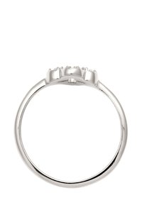 Hõbedane sõrmus poleeritud viimistlusega. Omab tõstetud seadistust, mille peal on paigutatud mitmed väikesed selged kivid. Sujuv, ümar bänd.