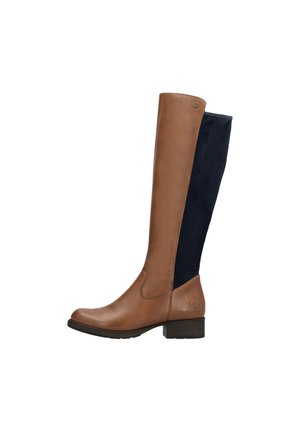Botte en cuir marron jusqu'au genou avec un panneau arrière en daim bleu marine, bout arrondi et petit talon. Présente un logo discret sur le côté.