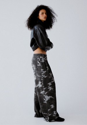 Bershka, PRINTED FLEECE TROUSERS - Tepláky - dark grey