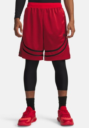 Rode mesh basketbalshorts met zwarte accenten en een gebogen ontwerp. Draagt zwarte leggings en bijpassende rode sportschoenen.