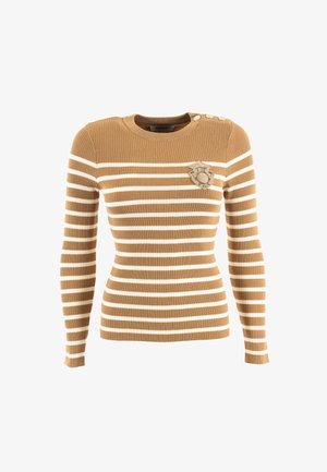 Suéter de canalé a rayas en marrón y crema. Presenta un escote redondo, mangas largas y botones decorativos en el hombro. Incluye un detalle de emblema.