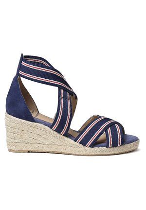 Sandalo wedge espadrilles navy con cinturini incrociati in tessuto caratterizzati da strisce rosse e bianche. Tacco avvolto in juta e soletta testurizzata.