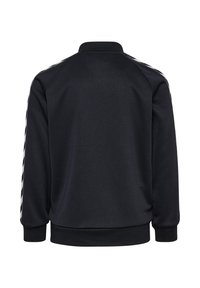 Sweatshirt noir avec un col montant, des poignets côtelés et des accents blancs rayés le long des épaules. Fabriqué dans un tissu doux et texturé.