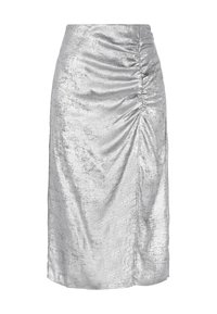 Stříbrná metalická tužková sukně se řaseným detailem na boku, hladkou texturou a délkou po kolena, s lesklým, reflexním povrchem.