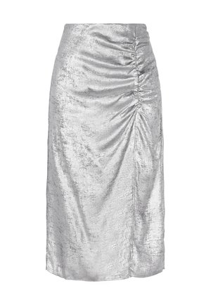 Gonna a matita metallizzata argento con design arricciato sul lato, texture liscia e taglio al ginocchio, che mette in mostra una finitura lucida e riflettente.