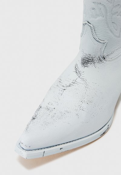 MM6 Maison Margiela Kovboju/motociklistu tipa zābaki - black/white