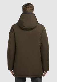 Brun, hættejakke med en glat tekstur, der har en tætsiddende pasform og justerbar hætte. Enkel design med minimale hardware-detaljer.