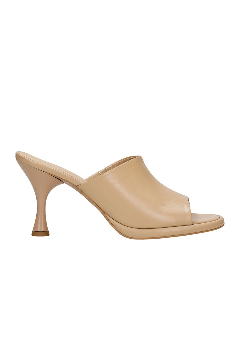 Mule beige con punta aperta, in pelle liscia, con lato curvo e tacco affusolato. Il tacco presenta un piccolo accento dorato alla base.