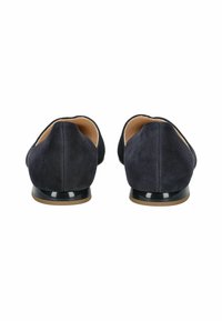 Tmavě modré semišové baleríny s kulatou špičkou, lesklým černým podpatkem a hladkým béžovým interiérem. Elegantní a minimalistický design.