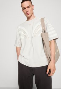 adidas Originals TEE - Μπλουζάκι με στάμπα - grey one