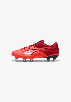 Crampon de football rouge et noir avec des crampons en métal, logo noir et blanc sur le côté, et fermeture à lacets, vu du côté extérieur.