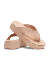 Hellrosa Crocs Flip-Flops mit einer dicken Plattform, strukturiertem Fußbett und V-förmigen Riemen. Glattes, langlebiges Material. Logo an der Seite.