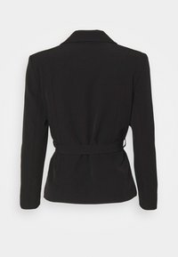 Zwarte blazer met een kraag, een riem aan de achterkant en een nauwsluitend ontwerp. De textuur is glad, met een duidelijk gedefinieerde silhouet en lange mouwen.