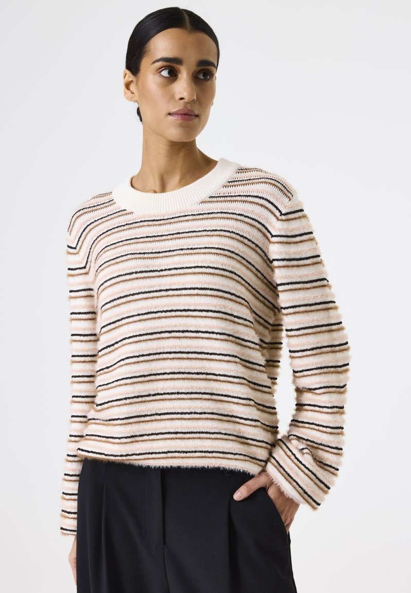 Suéter a rayas con un suave tejido texturizado en tonos rosa pálido, crema y rayas negras. Cuello redondo con canalé y mangas de corte holgado.