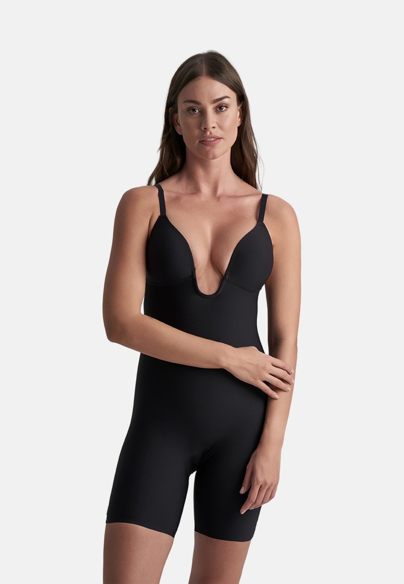 Bodysuit negro con un diseño de escote en V profundo, copas acolchadas y tirantes ajustables; hecho de una tela suave y elástica. Corte de fondo estilo pantalón corto.
